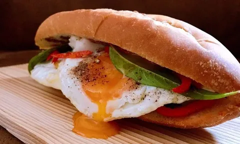 Ăn sáng thường xuyên với bánh mì trứng, điều gì sẽ xảy ra với sức khỏe?