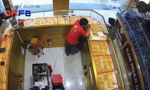 Clip: Thanh niên vờ xem vàng rồi giật phăng và bỏ chạy, xem cái kết ai cũng hả hê