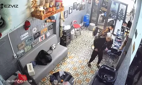 Thanh niên đang ngồi đợi cắt tóc, diễn biến tiếp đó khiến ai cũng bất ngờ