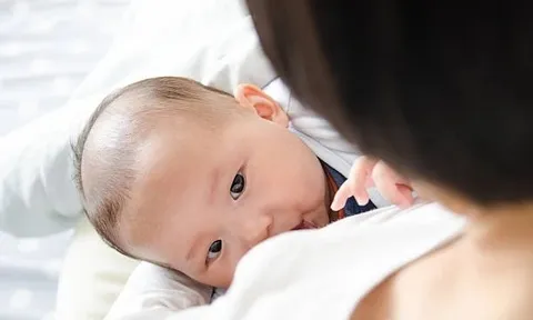 Mẹ sau sinh ăn gì để lợi sữa?