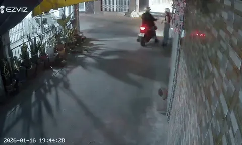 Cô gái đứng trong con hẻm và diễn biến đáng sợ tiếp đó được camera ghi lại