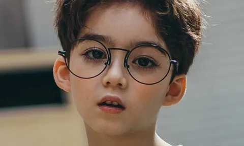 Bé trai nổi tiếng toàn cầu vì đôi mắt đẹp như tranh vẽ giờ ra sao?