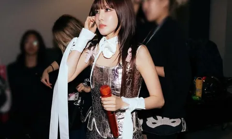 Dara (2NE1) mặc đồ bơi hai mảnh khoe vóc dáng nóng bỏng