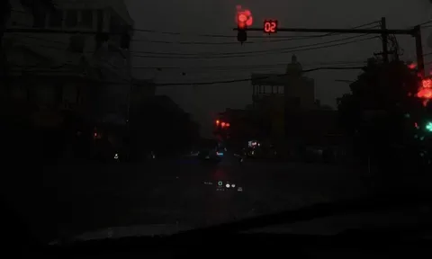 Bầu trời tối om lúc giữa trưa thu hút quan tâm