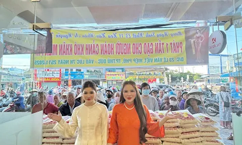 1 tấn gạo được được Hoa hậu Nhân ái Nguyễn Thị Bình trao tặng cho bà con khó khăn nhân dịp sinh nhật