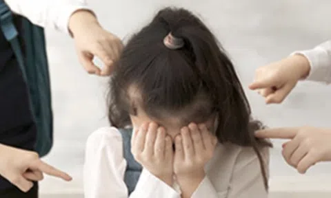 Nữ sinh lớp 8 nhập viện tâm thần: Bạn cầm vở tát vào mặt, đe dọa suốt ngày