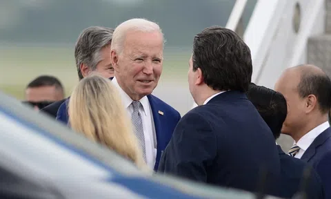 Hình ảnh đoàn xe chở Tổng thống Mỹ Joe Biden trên đường phố Hà Nội