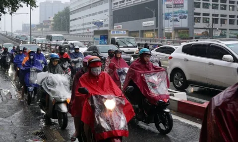 Mưa từ sáng sớm, đường tắc, dân công sở chật vật 'tìm lối' tới cơ quan