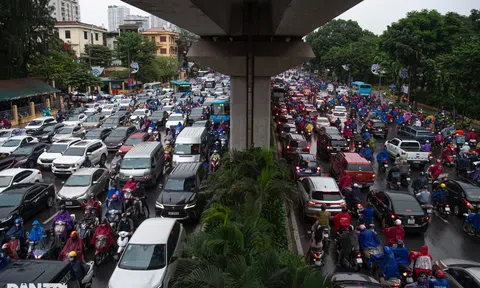 Người Hà Nội nhích từng mét vượt ùn tắc trong mưa rét sáng đầu tuần