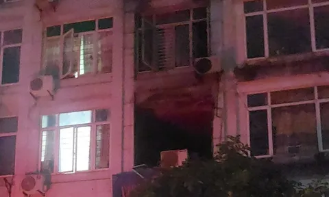 Hà Nội: Cháy nhà 5 tầng lúc rạng sáng, 2 người may mắn thoát nạn