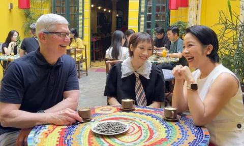 Tim Cook khen cafe trứng ngon, đăng ảnh ngồi cùng Mỹ Linh - Mỹ Anh ở Hà Nội