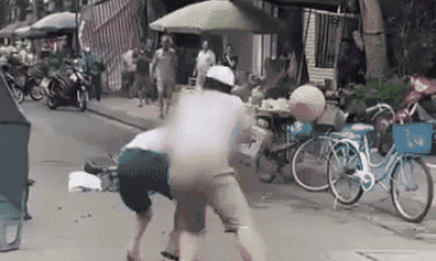 Clip người đàn ông cầm "vật cứng" vụt liên tiếp vào đầu đối phương gây xôn xao dư luận