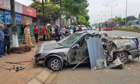 Ô tô tông vào lề đường, 3 người bị thương nặng