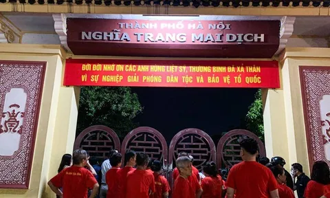 Tối 26/7, nhiều người vẫn đứng bên ngoài nghĩa trang Mai Dịch mong được vào viếng Tổng Bí thư Nguyễn Phú Trọng: Tôi sẽ trở lại khi mở cửa