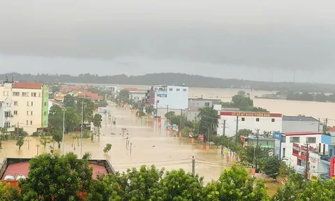 Bão số 6 quét qua miền Trung: 4 người tử vong, cây đổ la liệt, hàng nghìn ngôi nhà chìm trong biển nước