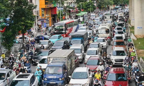 Người Hà Nội chật vật 'vượt' ùn tắc, gió lạnh đến công sở