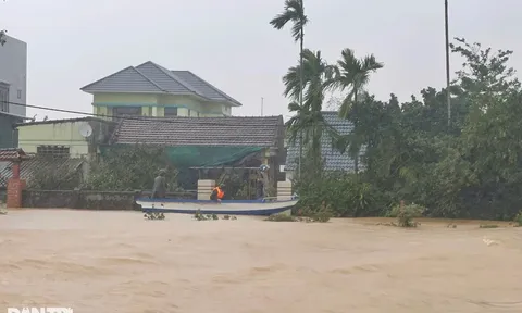 Nhiều làng ở Quảng Bình mênh mông nước, người dân lo tái diễn lũ lịch sử