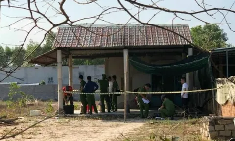 Người đàn ông lõa thể nằm bất động giữa nhà, lại gần kiểm tra hàng xóm liền khiếp vía với cảnh trước mắt