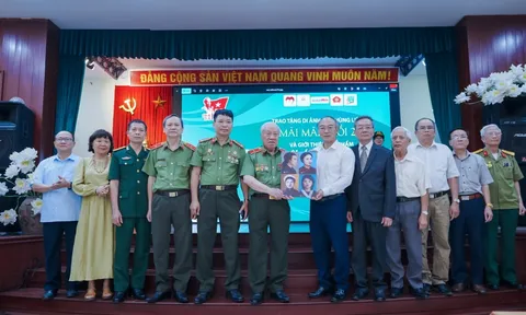 Trao tặng di ảnh Anh hùng liệt sĩ và giới thiệu bút ký lịch sử “Ngôi nhà xưa yêu dấu”