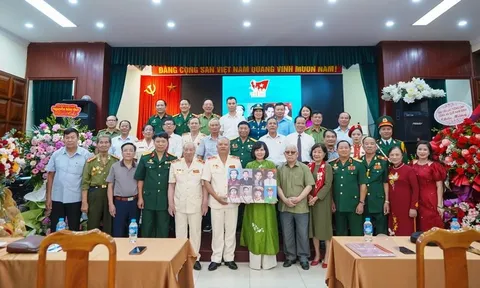Trao tặng di ảnh các Anh hùng liệt sĩ của Lực lượng Công an nhân dân cho các Bảo tàng
