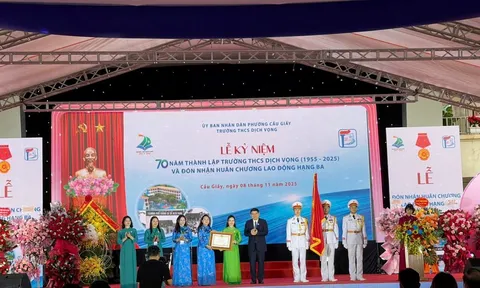 Trường THCS Dịch Vọng nhận Huân chương Lao động hạng Ba