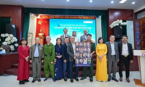 Trao tặng Bộ sưu tập di ảnh chân dung “Đại đoàn kết” và “Vinh quang Nhà giáo Việt Nam”