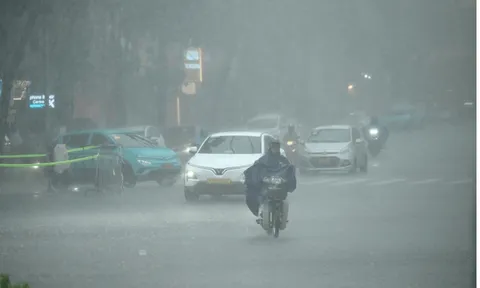 Hà Nội sáng nay sấm chớp đì đùng, người dân vất vả di chuyển dưới cơn mưa như trút