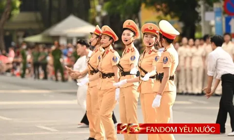 Trọn vẹn sáng cuối tuần bên hồ Hoàn Kiếm: “Ngày hội vì Thủ đô bình yên” rực rỡ, người dân chen kín phố xem diễu hành