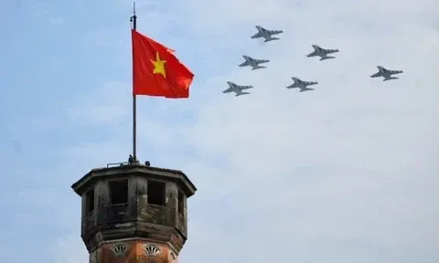 Biên đội bay biểu diễn trên các biểu tượng của Hà Nội
