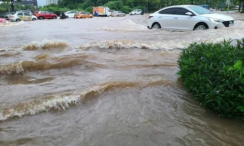Hà Nội mưa cả đêm, khắp nơi ngập sâu, giao thông tắc cứng