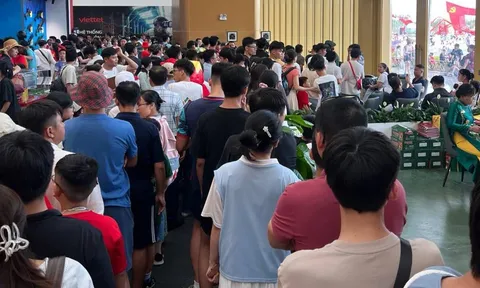 Cảnh tượng mới nhất tại Trung tâm triển lãm quốc gia: Người đông kín lối, xếp hàng dài chờ thử các trải nghiệm