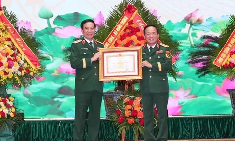 Trao huân chương tặng Đại tướng Phan Văn Giang, lãnh đạo Bộ Quốc phòng