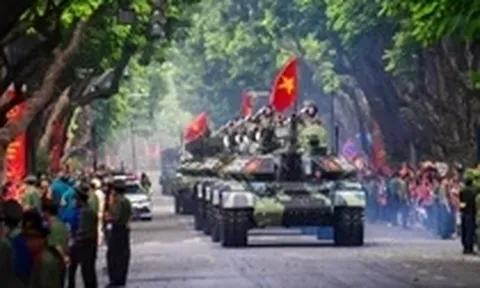 Lần đầu đội hình khí tài hiện đại diễu binh trên biển, trên bộ