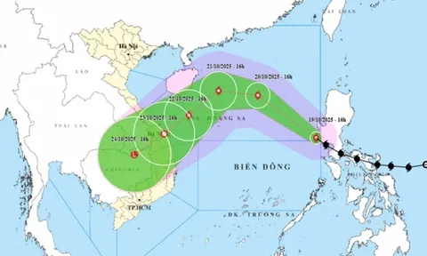 Bão Fengshen giật cấp 11 đi vào Biển Đông, còn tiếp tục mạnh thêm