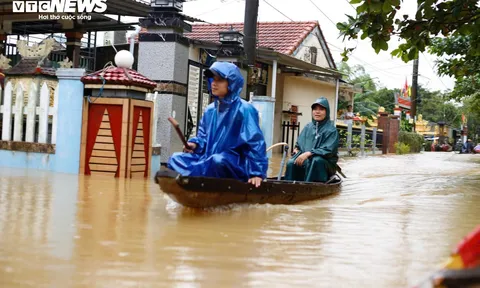 Nước sông dâng vượt xa báo động 3, TP Huế tiếp tục chìm trong biển nước