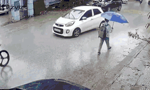 Xe đạp và ô tô xảy ra va chạm, dân tình tranh luận lỗi thuộc về ai?