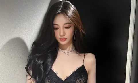 Nữ ca sĩ 2k2 gây 'sốt' với ảnh mặc nội y phô trọn thân hình nóng bỏng
