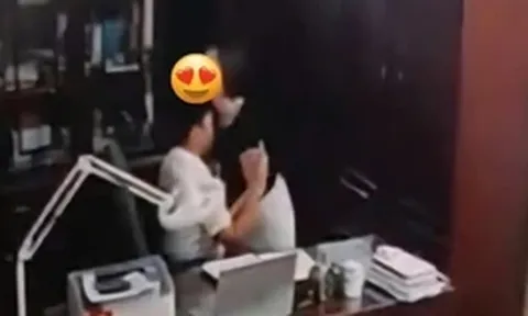 Chủ tịch Hội đồng trường 'thân mật' với nhiều phụ nữ bị buộc thôi việc