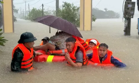 Giữa mưa dữ dội, người dân Đắk Lắk bám mái nhà chờ cứu hộ