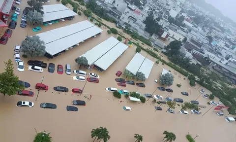 Nha Trang, Khánh Hoà: Nhiều nơi kêu cứu, ô tô tiền tỷ 'chìm trong biển nước'