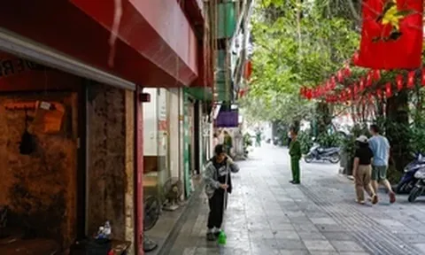 Phố trung tâm Hà Nội ‘lột xác’ sau ngày ra quân dỡ mái che, dọn dẹp vỉa hè