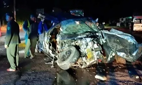 Ôtô con bị vò nát sau va chạm với xe khách, hai người tử vong