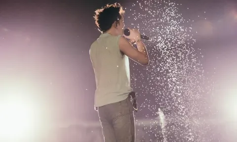 Nam ca sĩ Việt bị phát hiện hẹn hò tại trời Tây, người hâm mộ thất vọng tuyên bố quay lưng