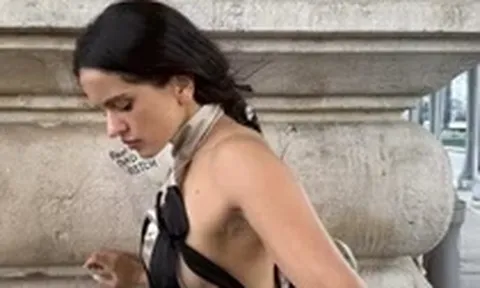 Lông nách trắng của Rosalía gây sốc