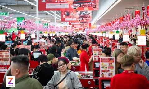 Người Hà Nội đổ về siêu thị sắm Tết, hóa đơn dài cả mét