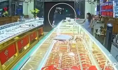 Thanh niên bịt mặt xông vào tiệm vàng với biểu hiện bất thường