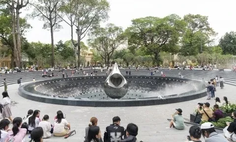 Đài tưởng niệm nạn nhân Covid-19 ở TP.HCM đông kín người xem nhạc nước