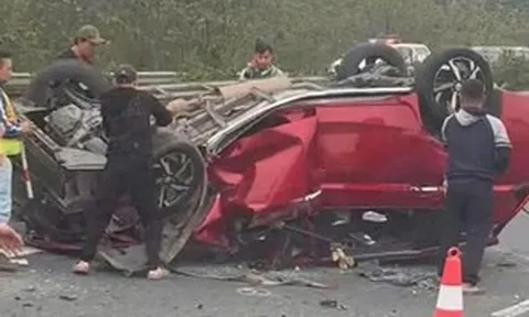 Ô tô con lật úp, 'vò nát' trên cao tốc, tài xế may mắn thoát nạn