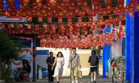 TP.HCM rực rỡ cờ hoa trước ngày bầu cử