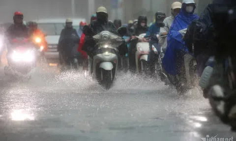 Mưa lớn sáng nay tại Hà Nội, ngập lụt và tắc đường khiến người dân khốn đốn
